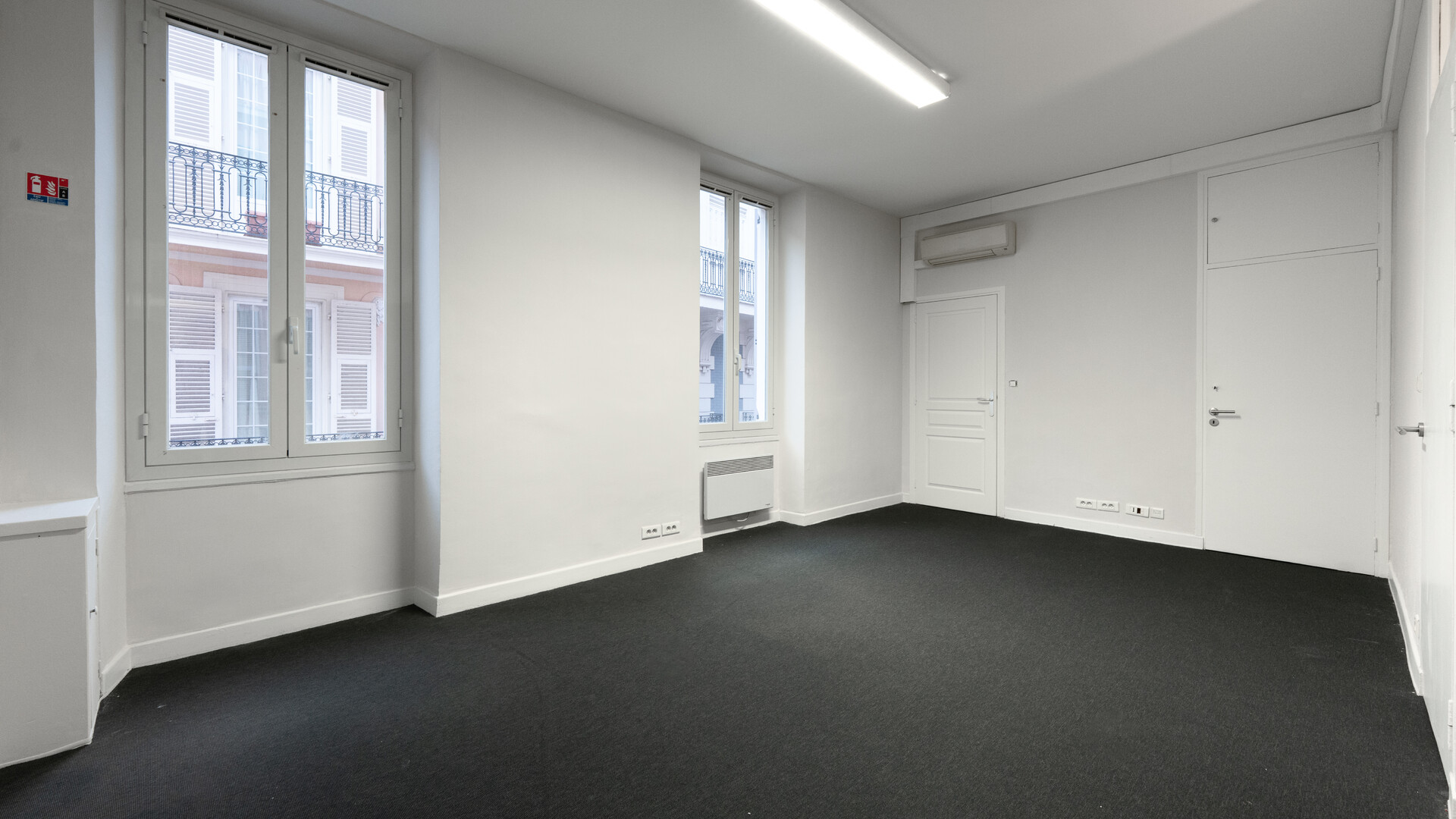 Beautiful 2-bedroom apartment ideally located in the very heart of La Condamine.