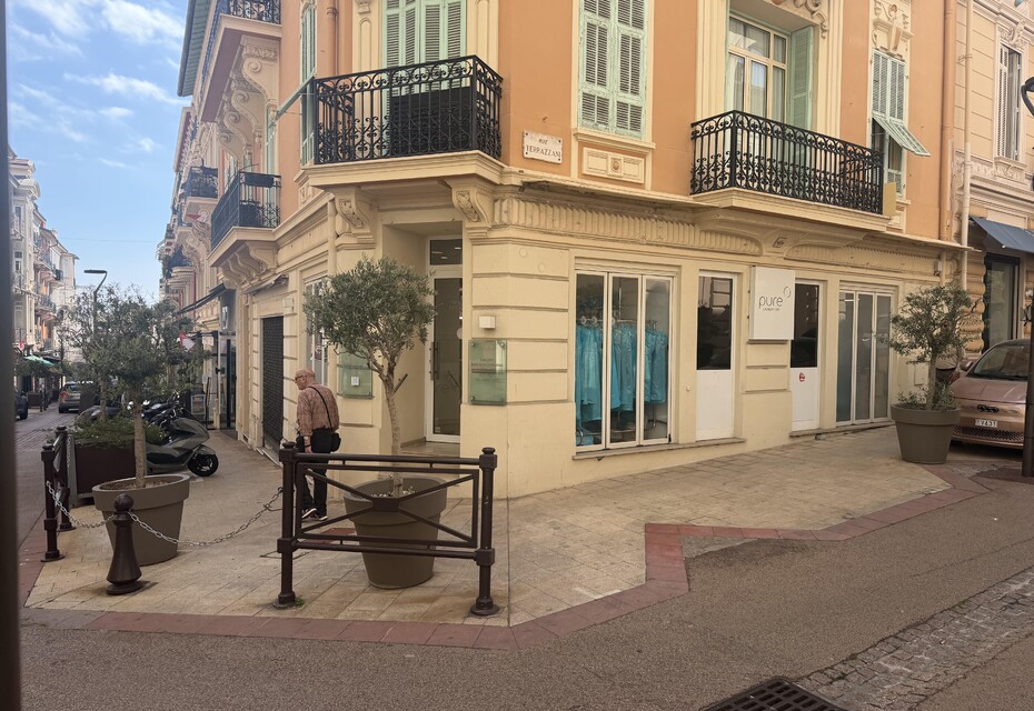 Local condamine avec vitrine